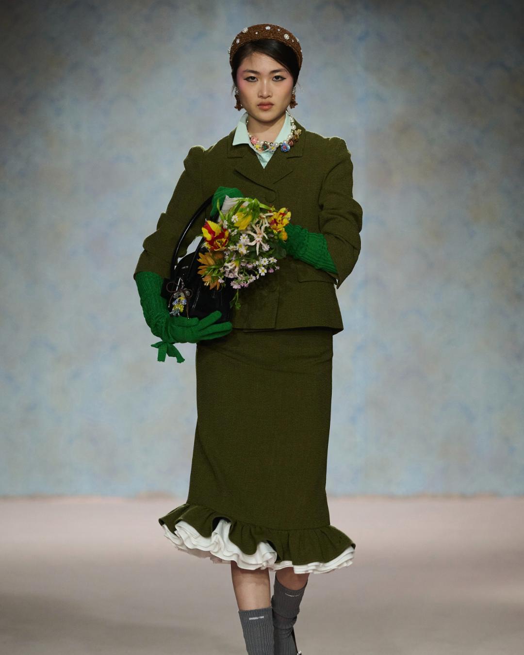 SHUSHU/TONG got its birthday flowers for FW25