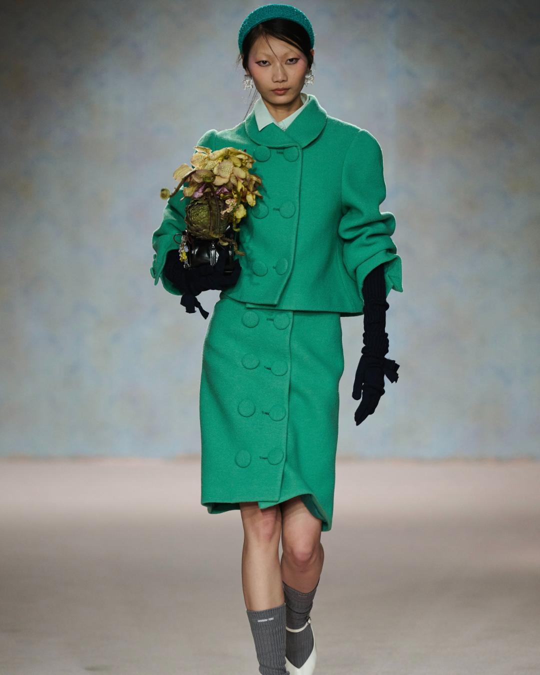 SHUSHU/TONG got its birthday flowers for FW25