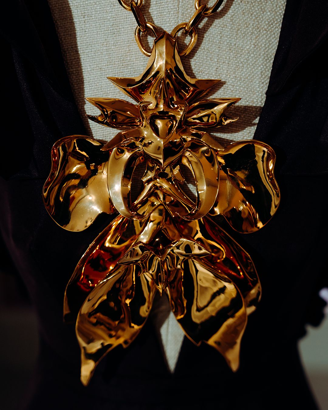 5 KEY PIECES FROM ALEXANDER MCQUEEN’S SHAPE-SHIFTING AW23 COLLECTION