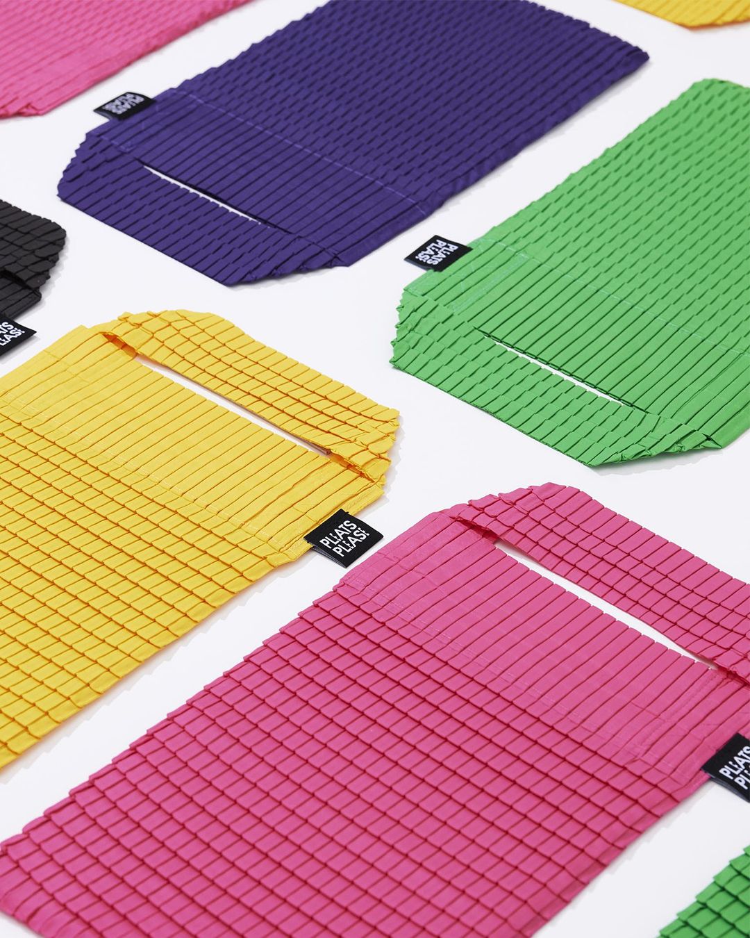 25K 🍆 RINGS & MORE PLEATS (PLEASE): YOUR MONDAY BRIEFING