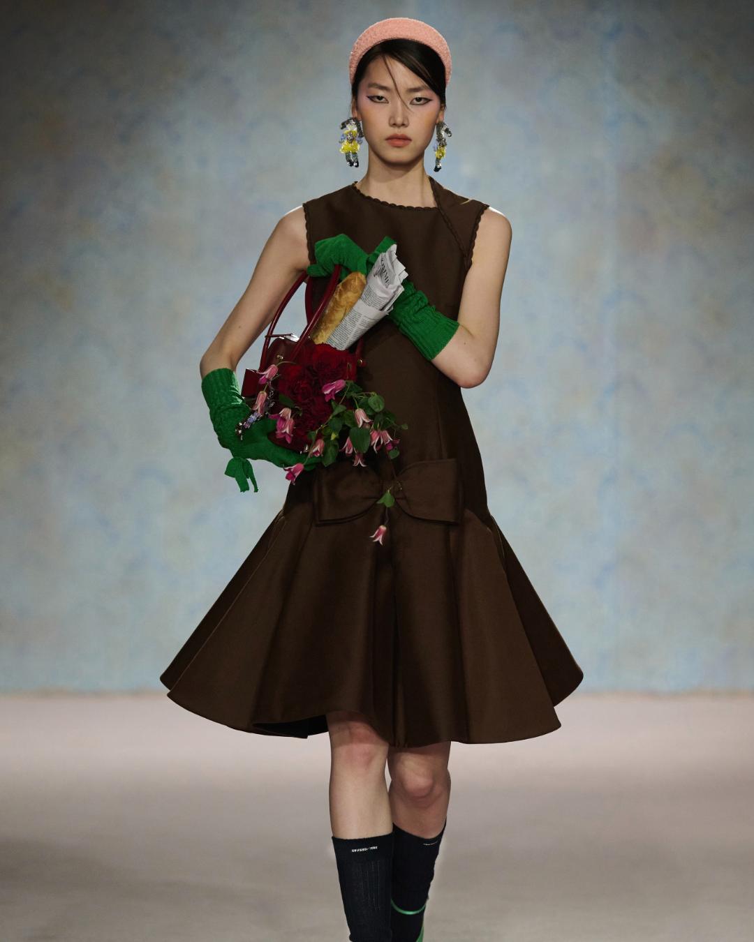 SHUSHU/TONG got its birthday flowers for FW25