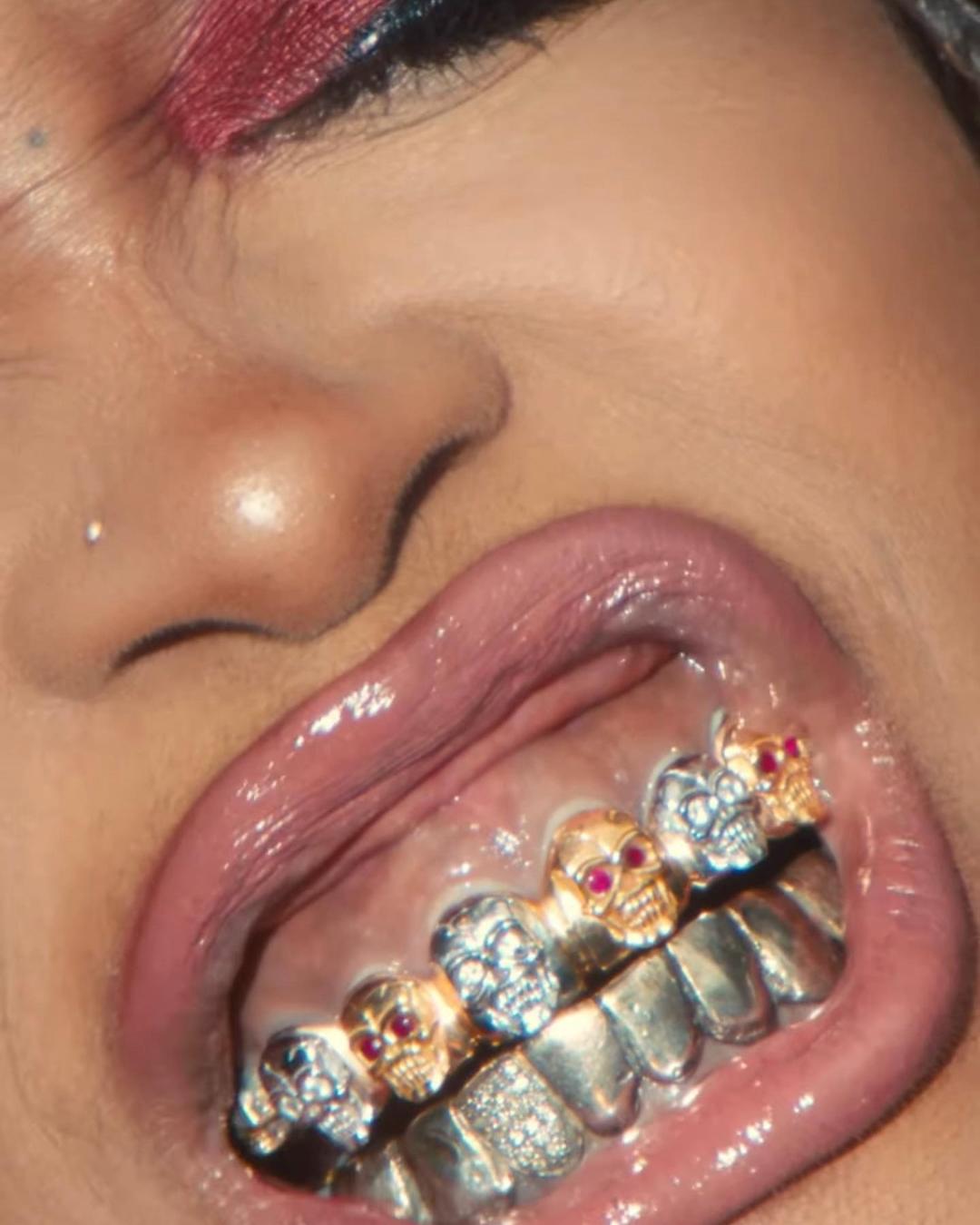 Erykah Badu’s grillz collection goes crazy