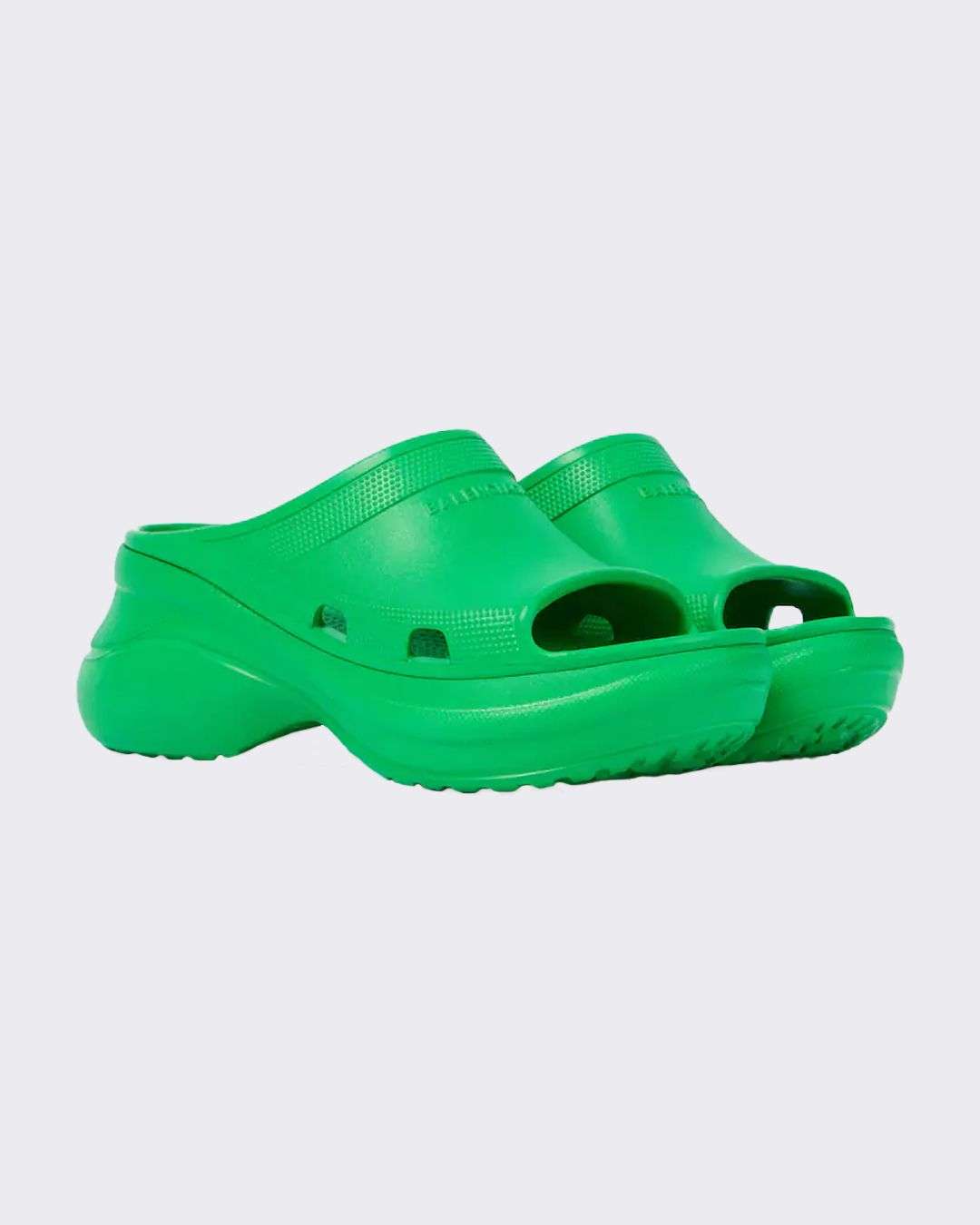 IT’S GIVING CLOG: THE FOOTWEAR GUIDE