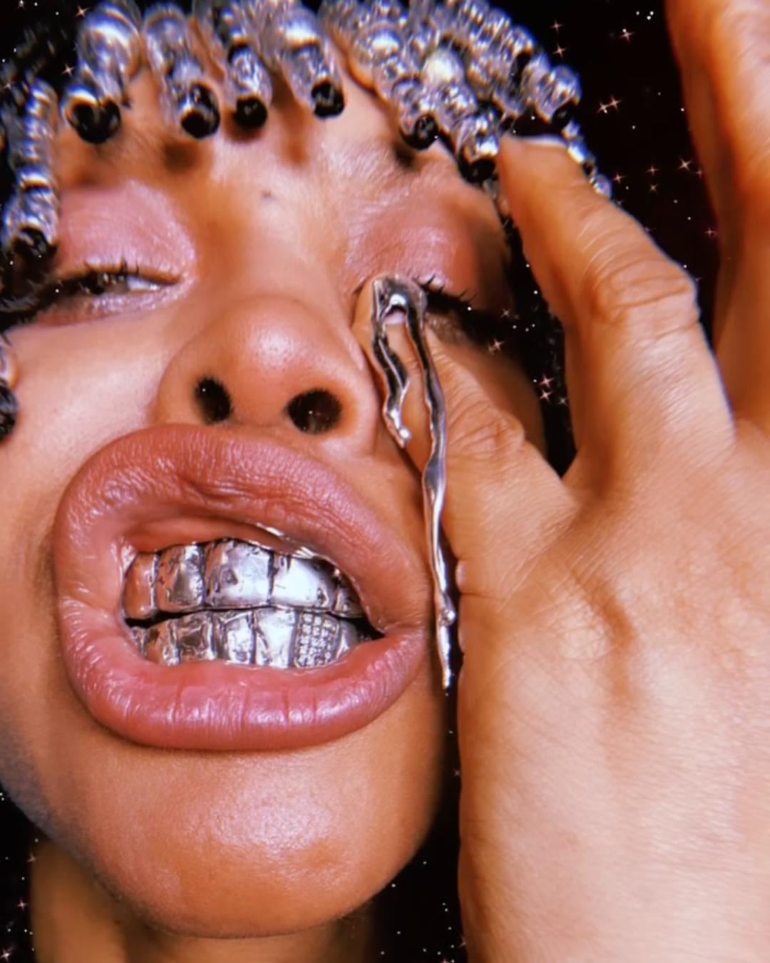 Erykah Badu’s grillz collection goes crazy
