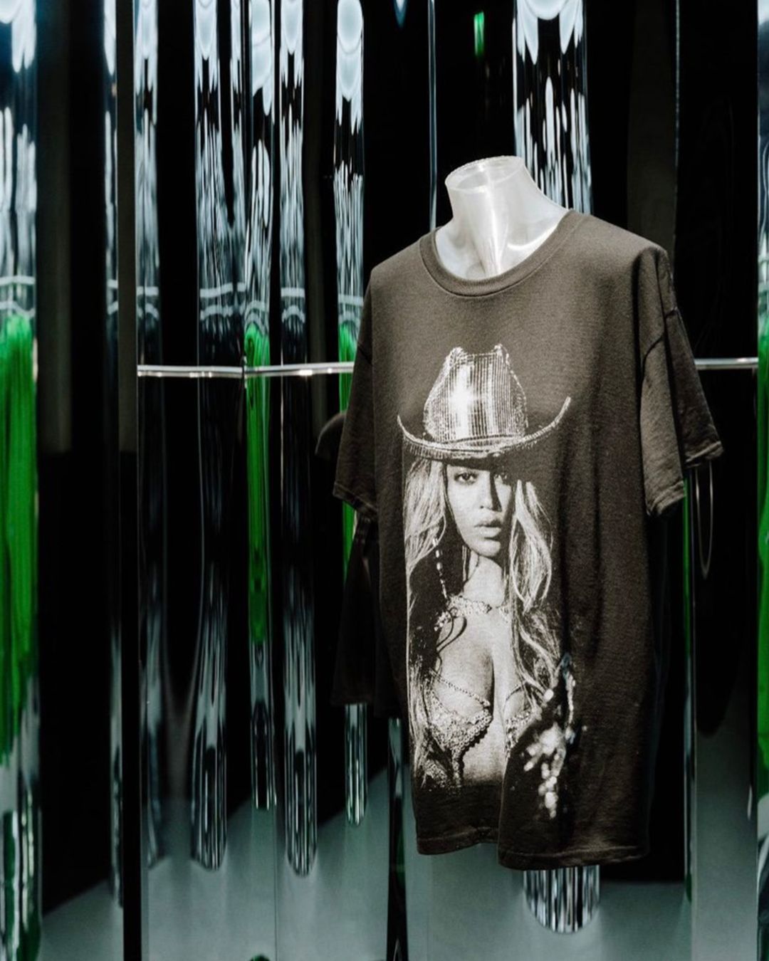 AROUND THE WORLD: A BOWIE EXHIBITION & LORO PIANA’S SAINT-TROPEZ TAKEOVER