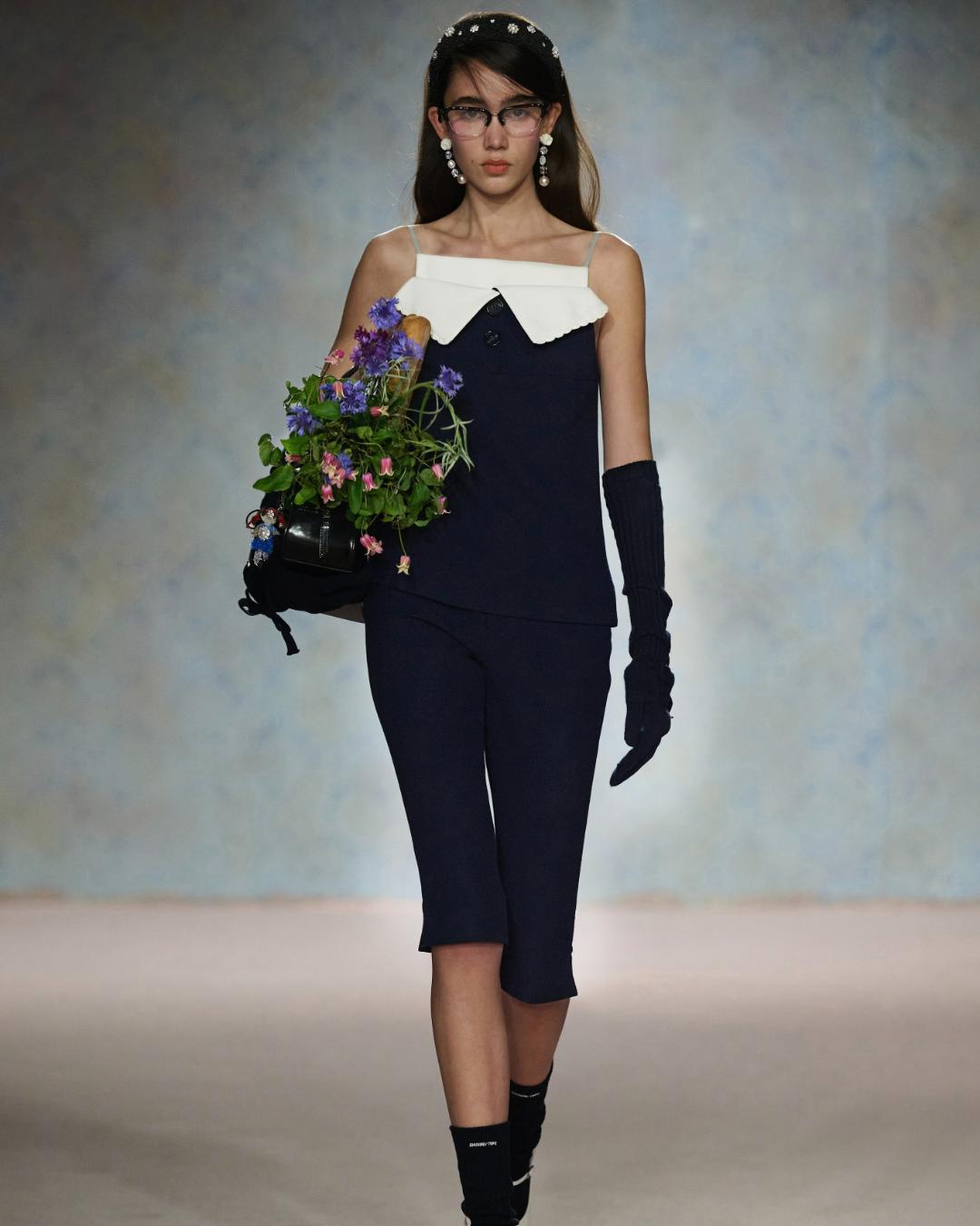 SHUSHU/TONG got its birthday flowers for FW25
