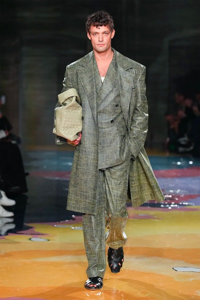 MOVEMENT, ORIGINALITY & LEATHER ILLUSIONS: DEEP DIVE INTO BOTTEGA VENETA’S SS23