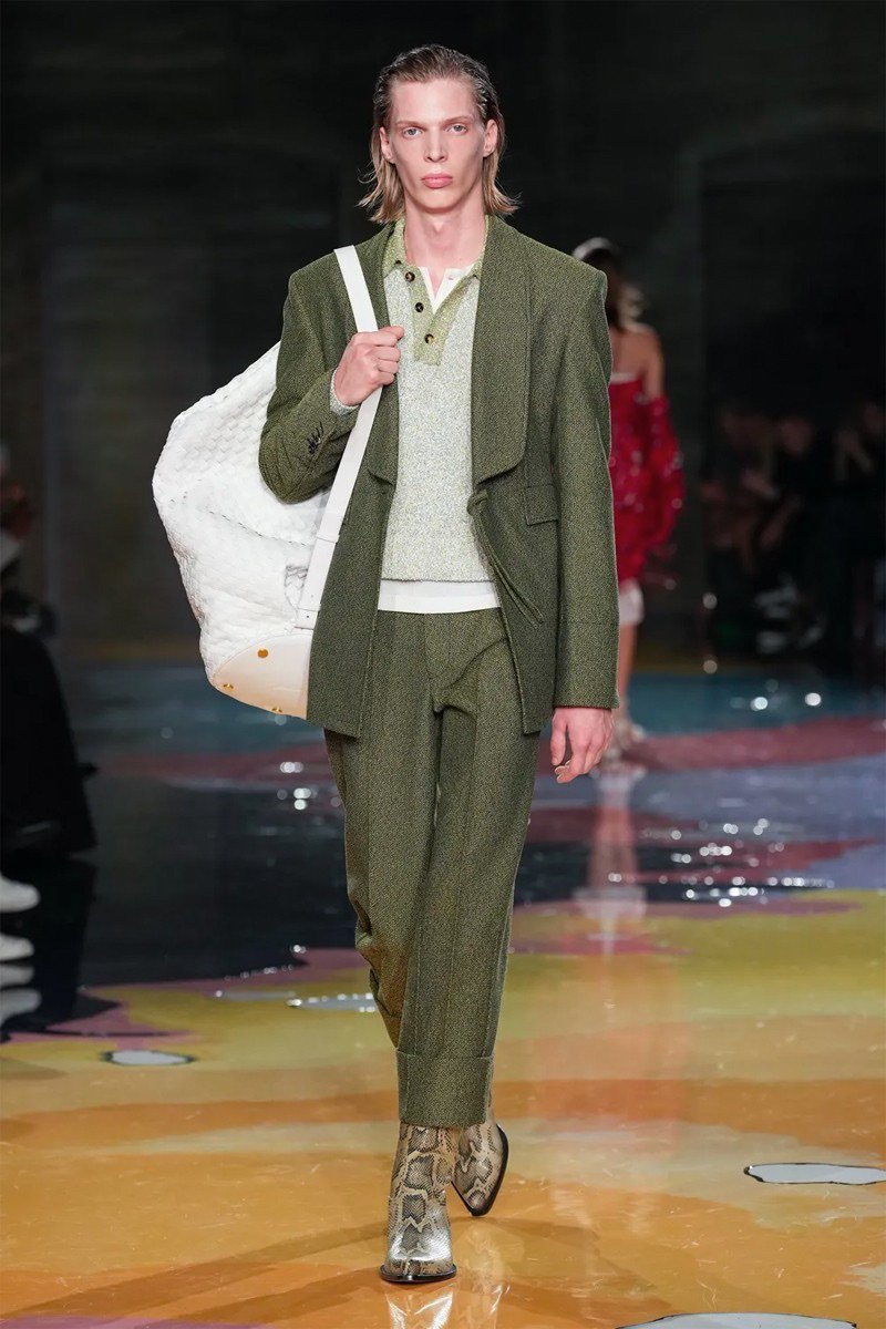 MOVEMENT, ORIGINALITY & LEATHER ILLUSIONS: DEEP DIVE INTO BOTTEGA VENETA’S SS23