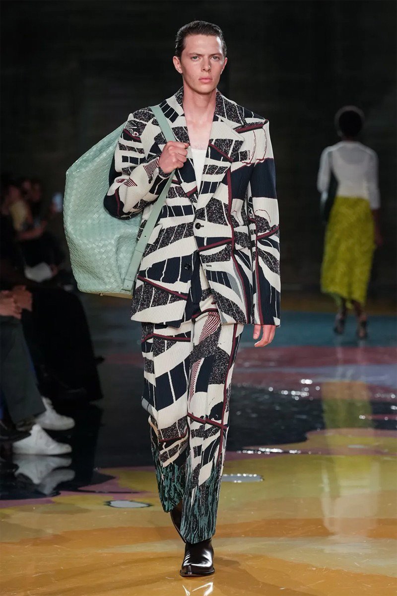 MOVEMENT, ORIGINALITY & LEATHER ILLUSIONS: DEEP DIVE INTO BOTTEGA VENETA’S SS23