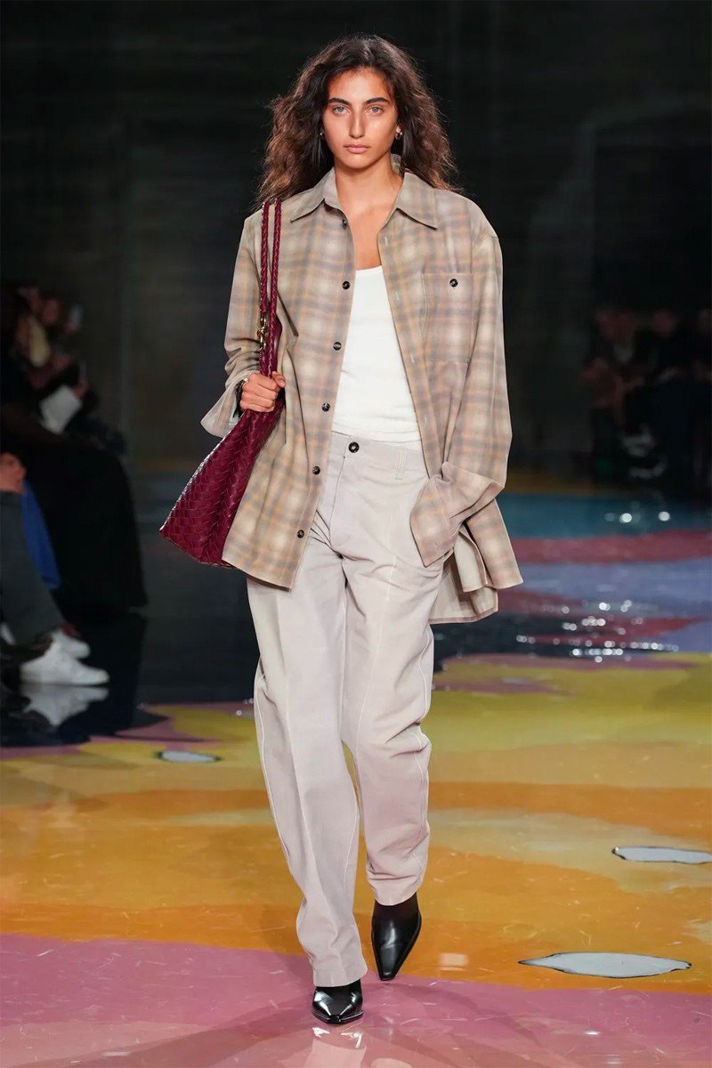 MOVEMENT, ORIGINALITY & LEATHER ILLUSIONS: DEEP DIVE INTO BOTTEGA VENETA’S SS23