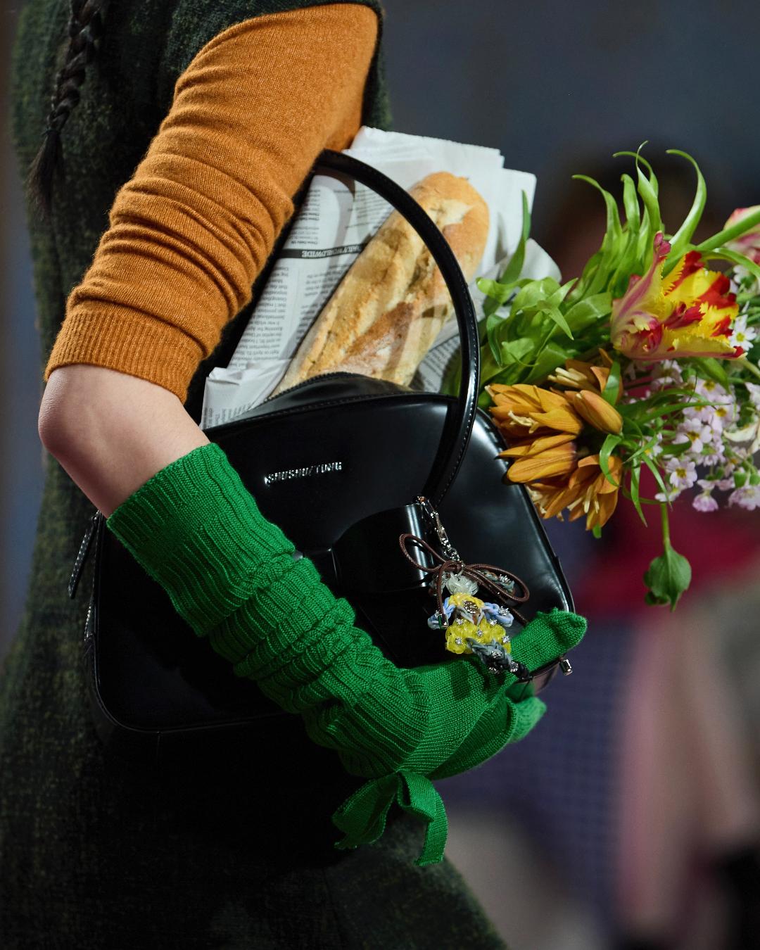 SHUSHU/TONG got its birthday flowers for FW25