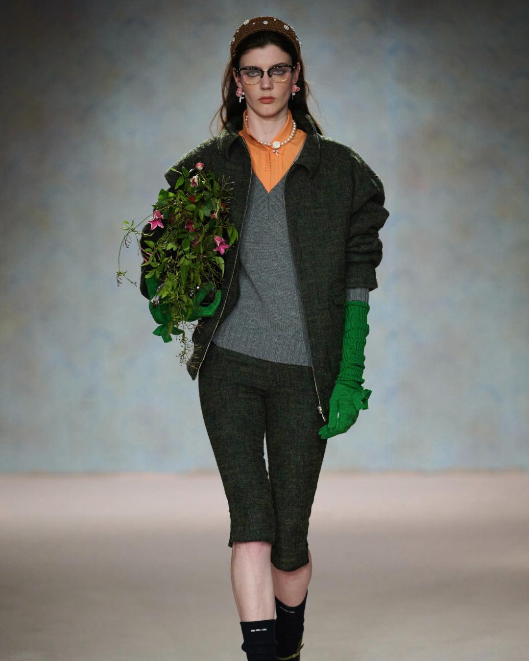 SHUSHU/TONG got its birthday flowers for FW25