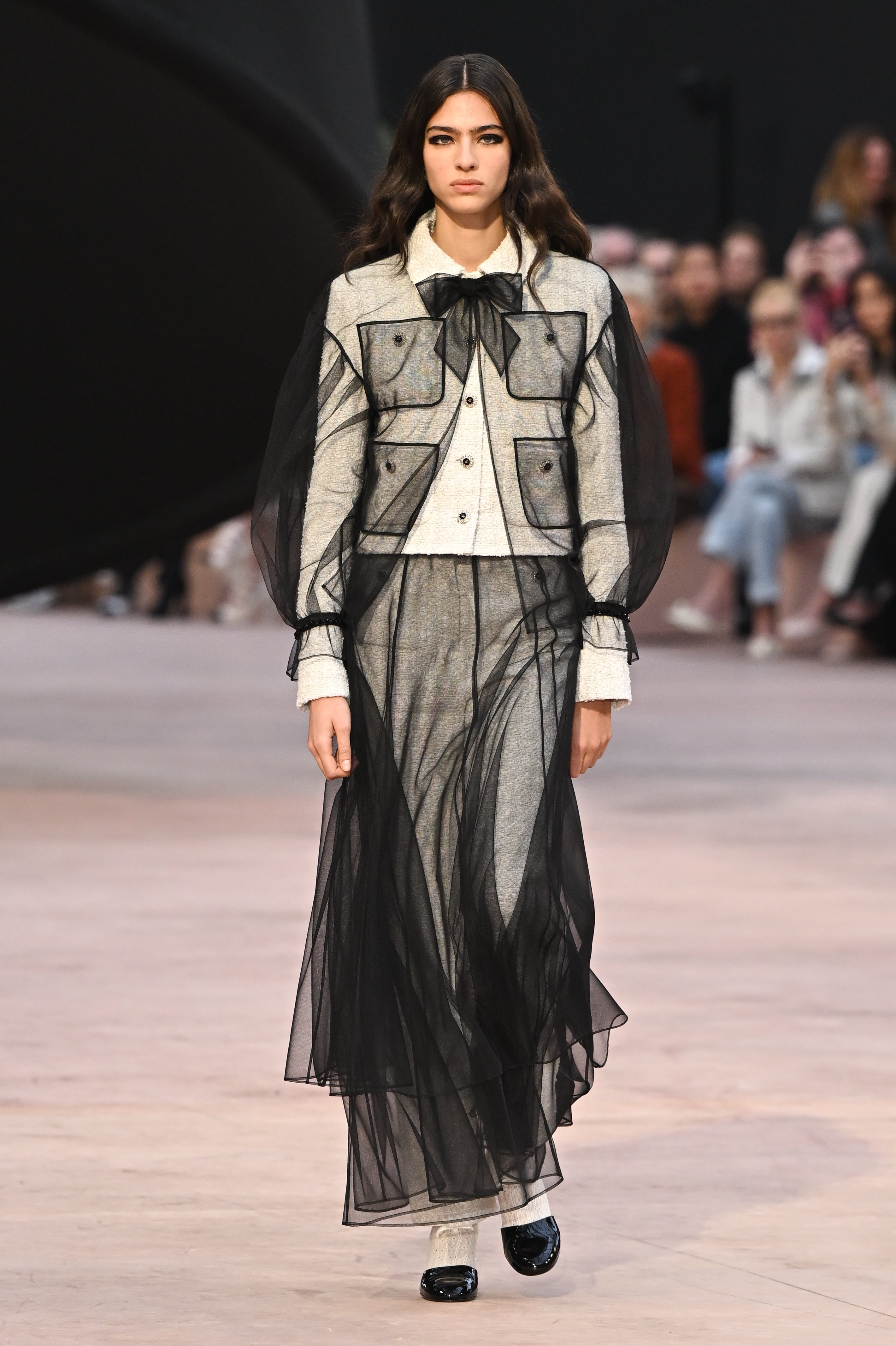 Bold eyeliner and house signatures at Chanel FW25