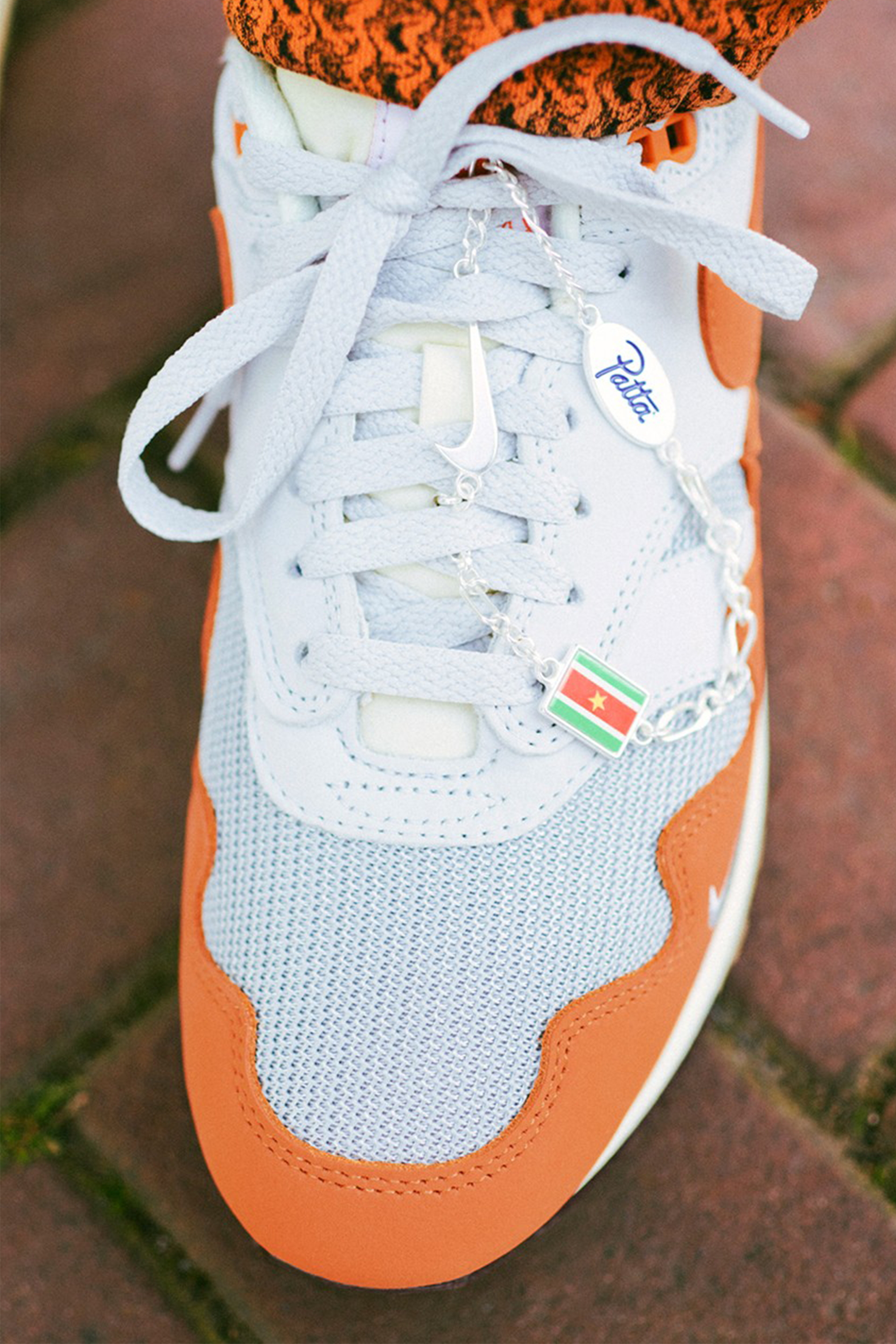 NIKE SNEAKER