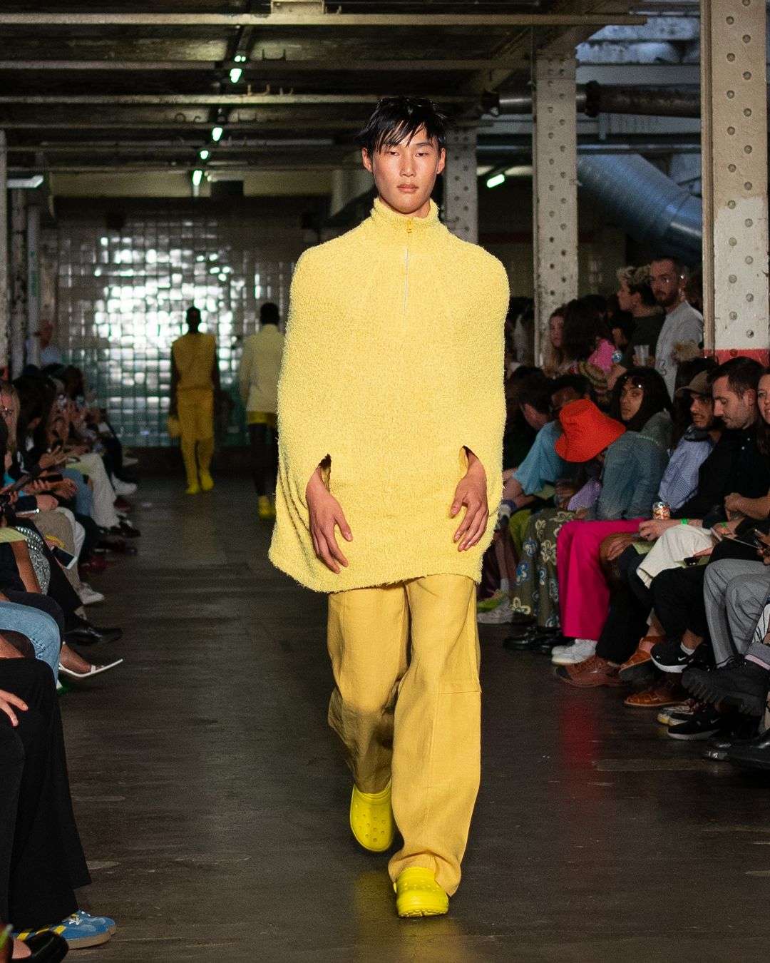 CRABS, CROCS & CRISP LINEN: ROBYN LYNCH BUILDS UPON HER PERSONAL FUTURISM FOR SS23