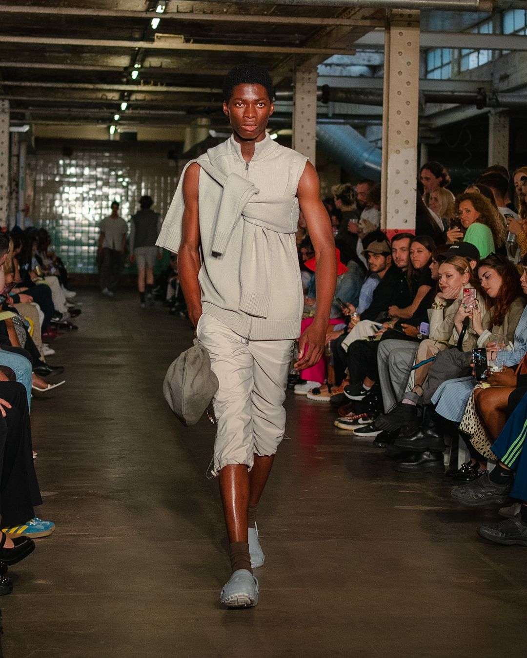 CRABS, CROCS & CRISP LINEN: ROBYN LYNCH BUILDS UPON HER PERSONAL FUTURISM FOR SS23