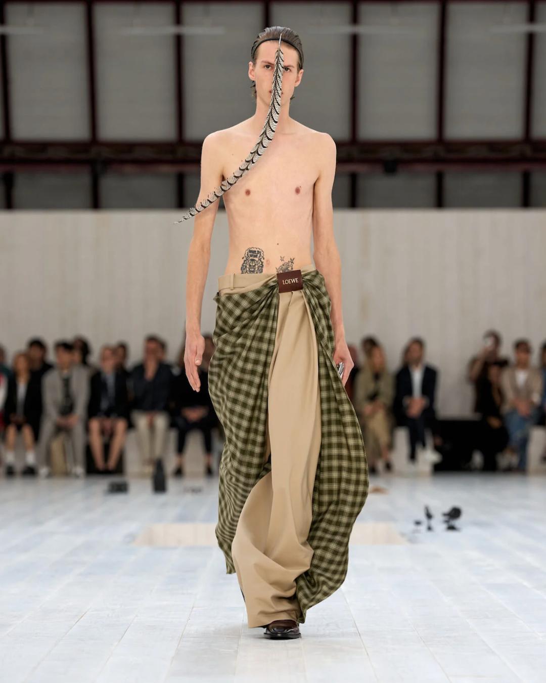 Mice, feathers, and slogan tees at LOEWE SS25