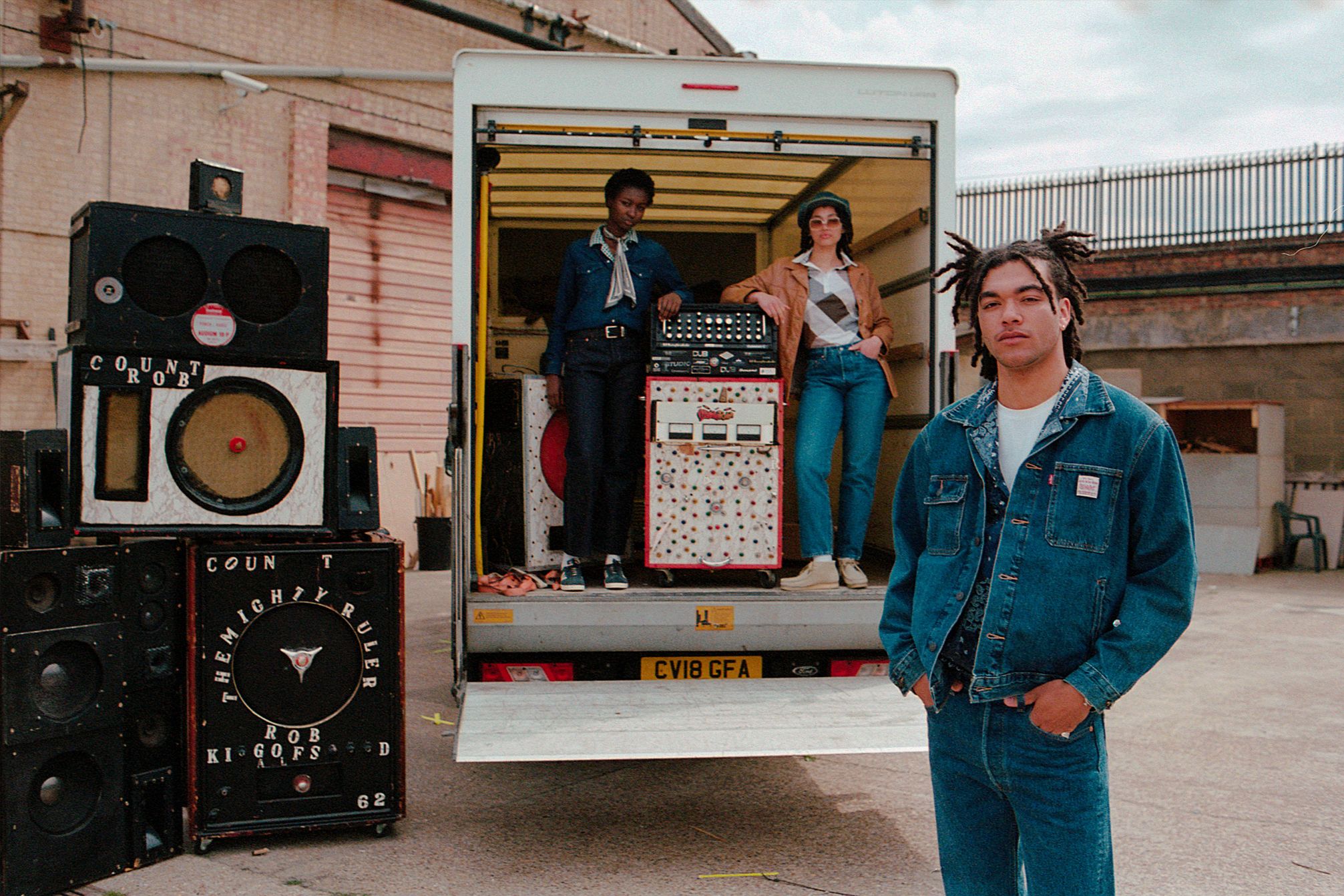 AROUND THE WORLD: LEVI’S BRICK LANE POP UP & BOTTEGA VENETA’S VENICE APPEARANCE