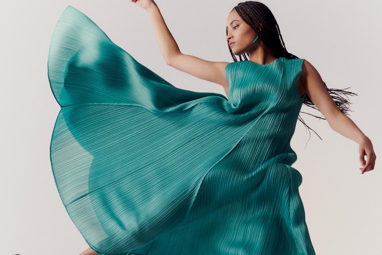 Your Friday Roundup: Ferragamo introduces the Fiamma bag, PLEATS PLEASE ISSEY MIYAKE launches “Frozen Flower” & more