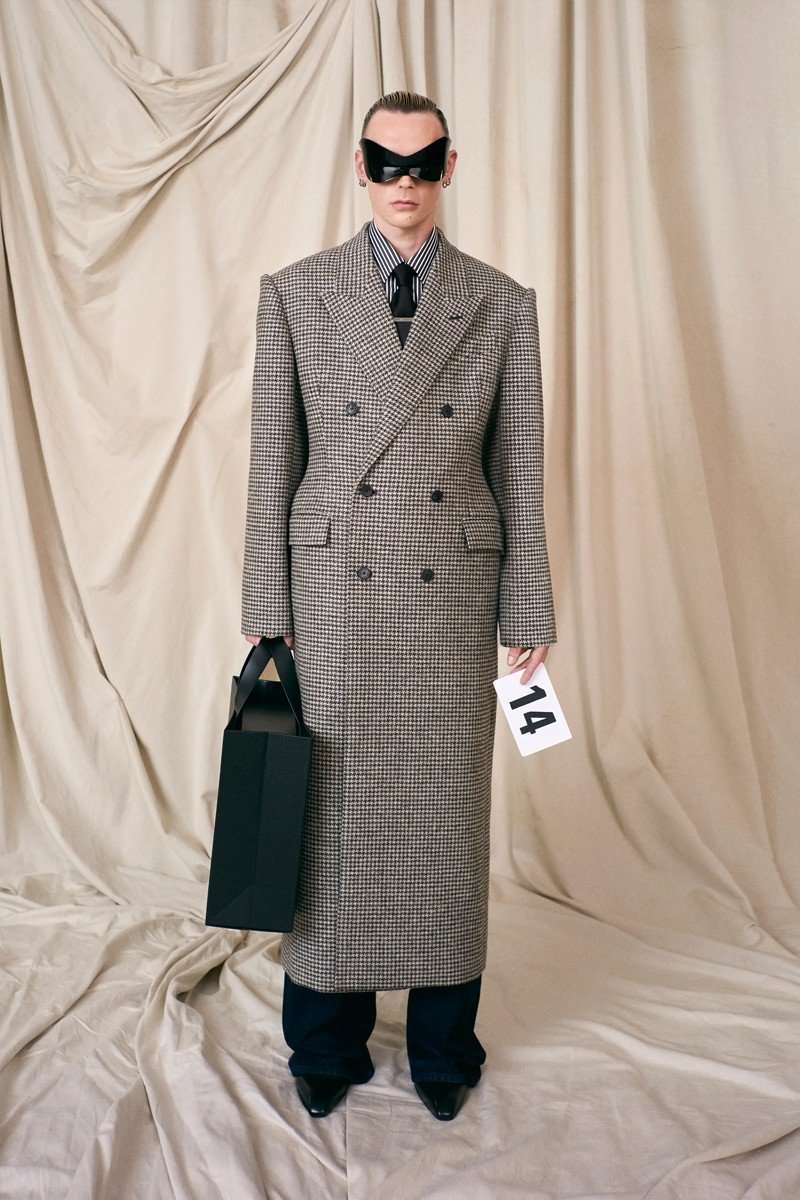 DEMNA GVASALIA BRINGS BACK COUTURE TO BALENCIAGA FOR AN ERA-DEFINING SHOW