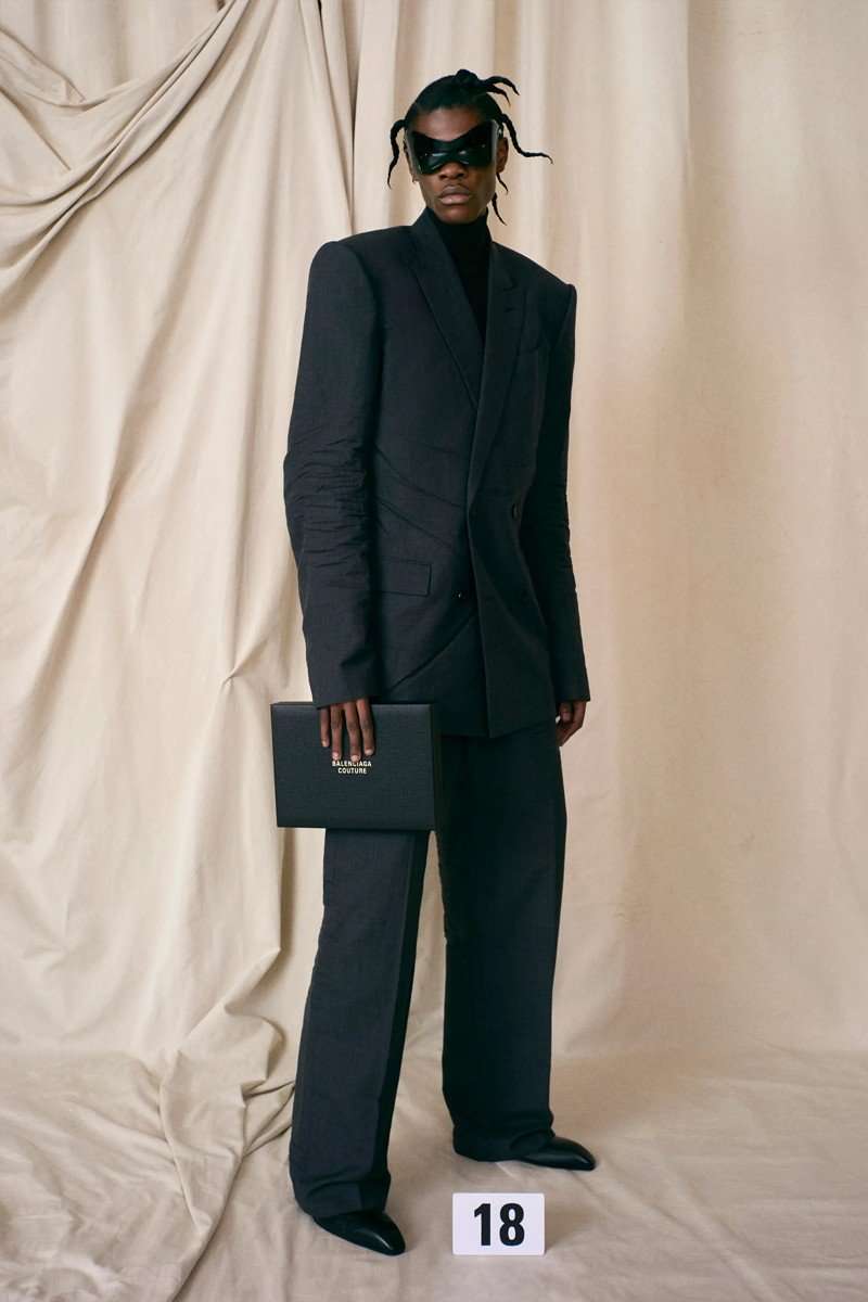 DEMNA GVASALIA BRINGS BACK COUTURE TO BALENCIAGA FOR AN ERA-DEFINING SHOW