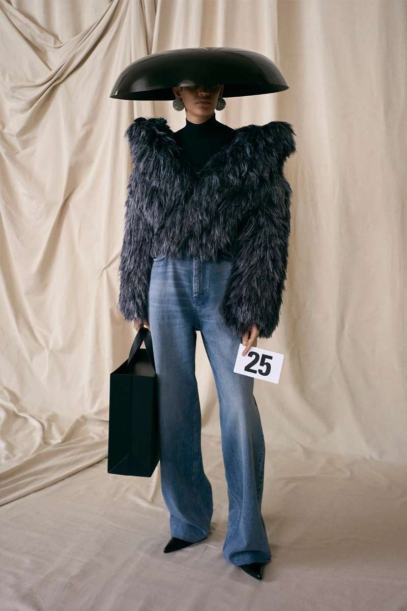 DEMNA GVASALIA BRINGS BACK COUTURE TO BALENCIAGA FOR AN ERA-DEFINING SHOW