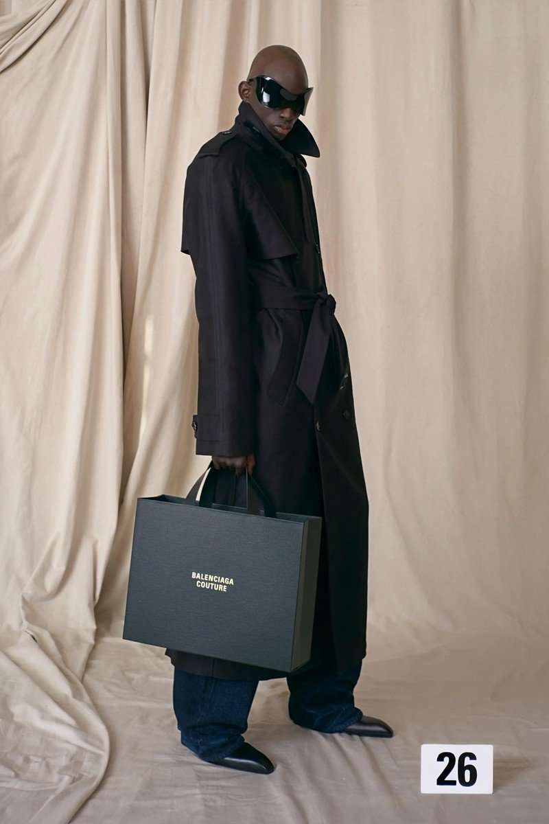 DEMNA GVASALIA BRINGS BACK COUTURE TO BALENCIAGA FOR AN ERA-DEFINING SHOW