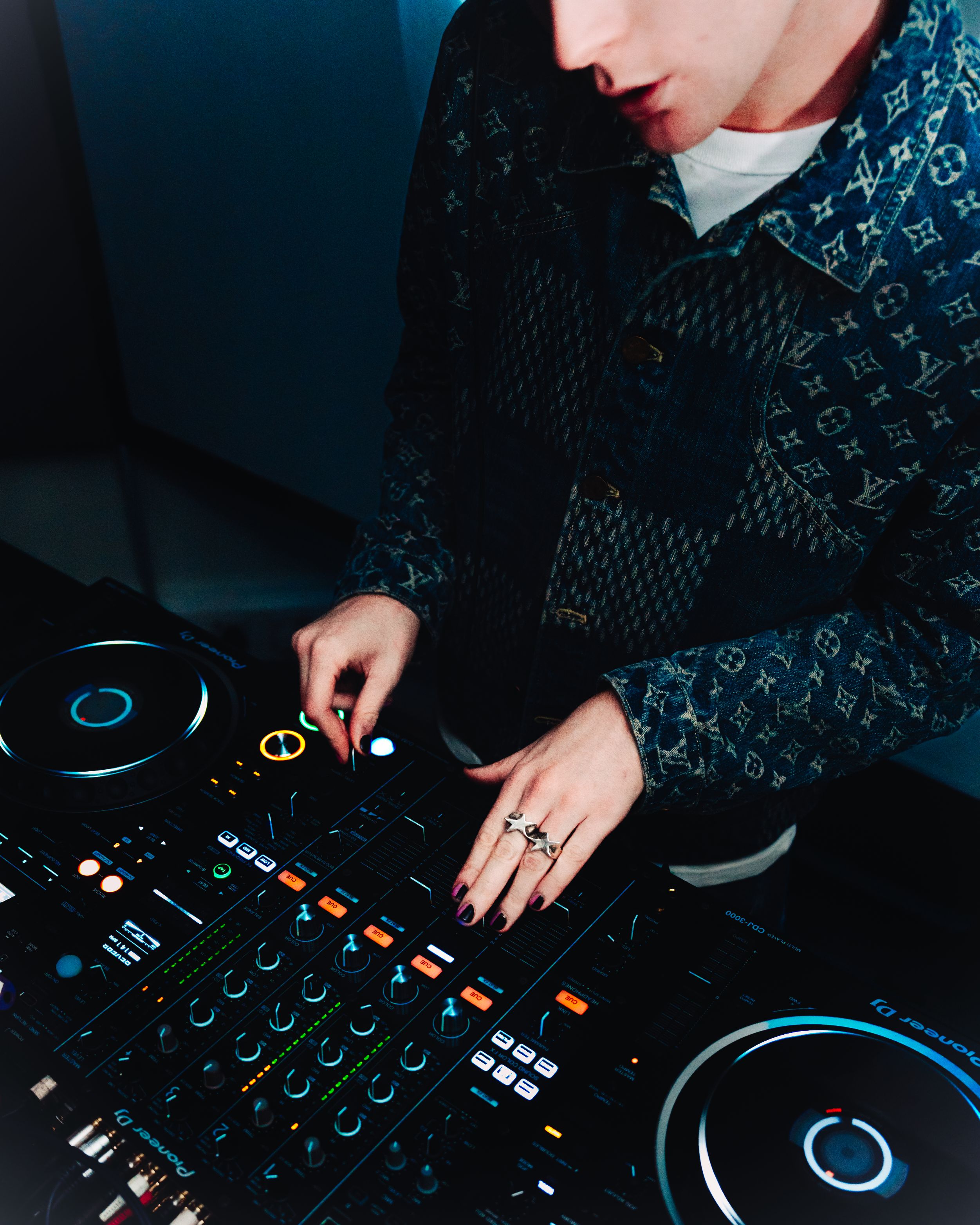 Gully Guy Leo FoundationFM DJ Djing