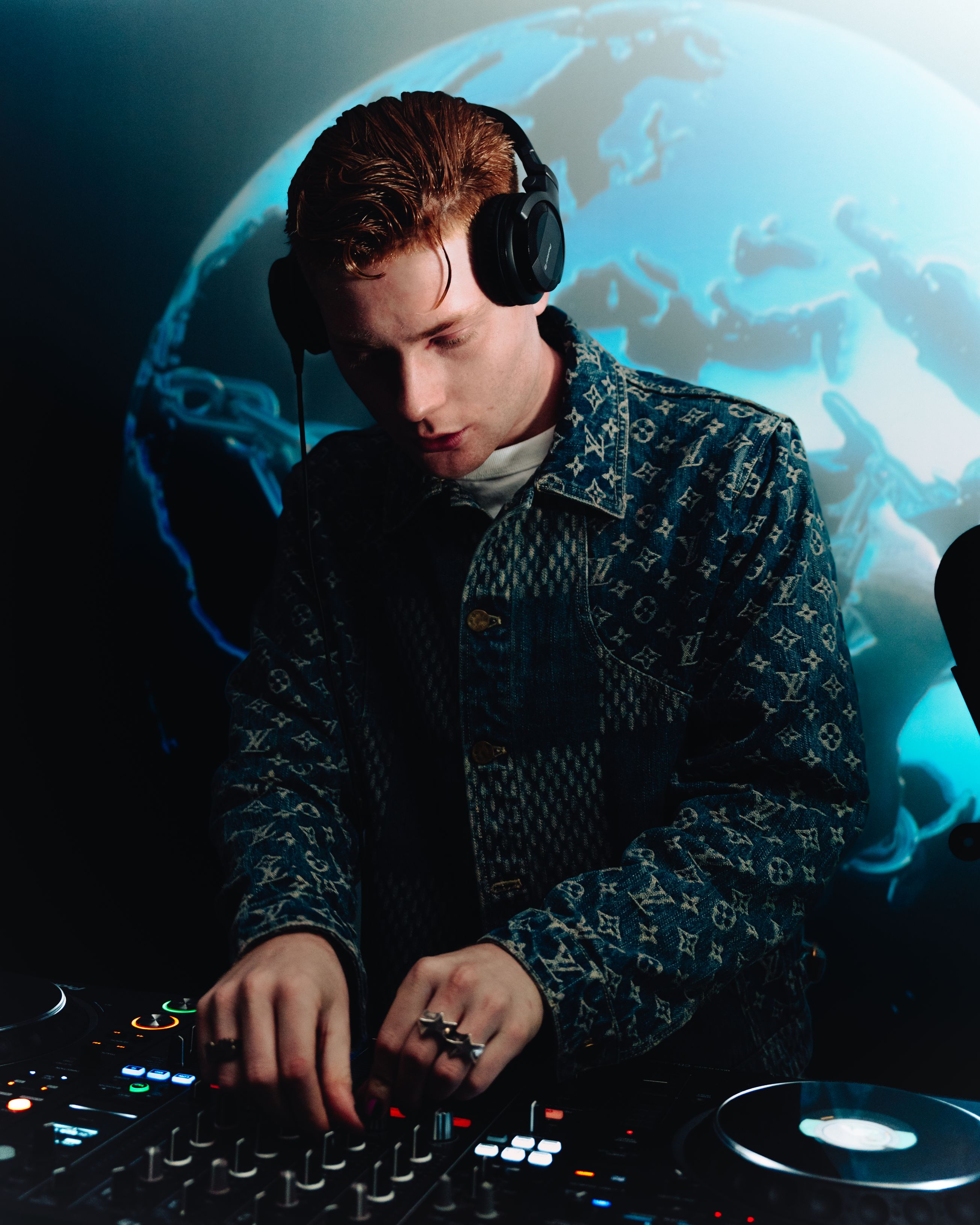 Gully Guy Leo DJing