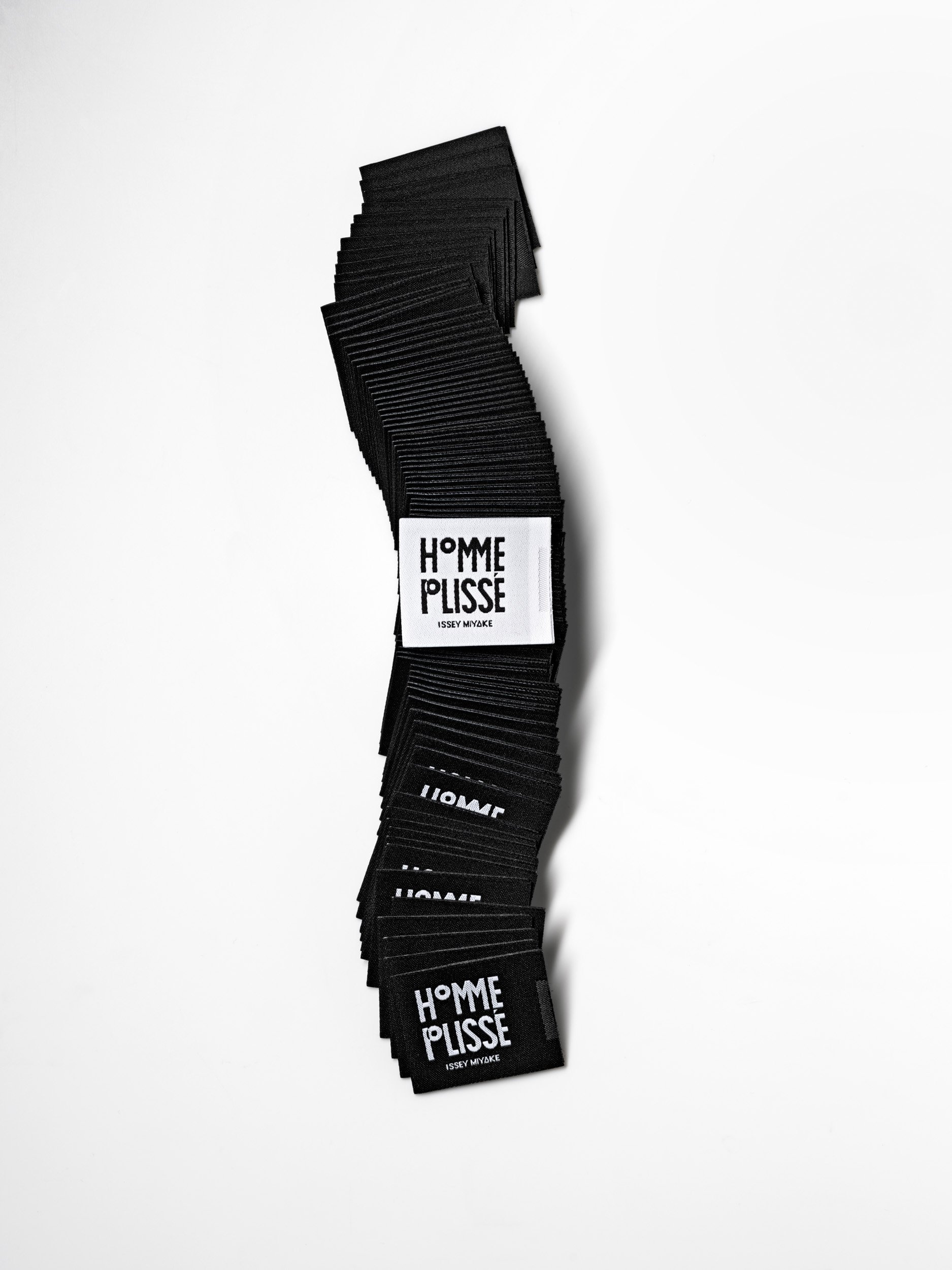 HOMME PLISSÉ ISSEY MIYAKE celebrates 10 years with the “DECADE” capsule
