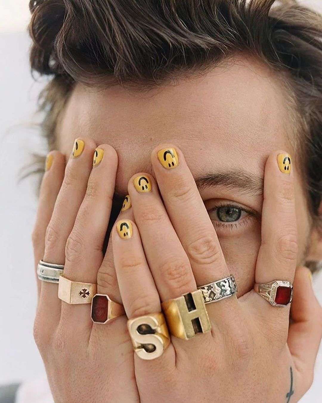 MALE ACRYLICS, THE NEW TIKTOK TREND COMING OFFLINE